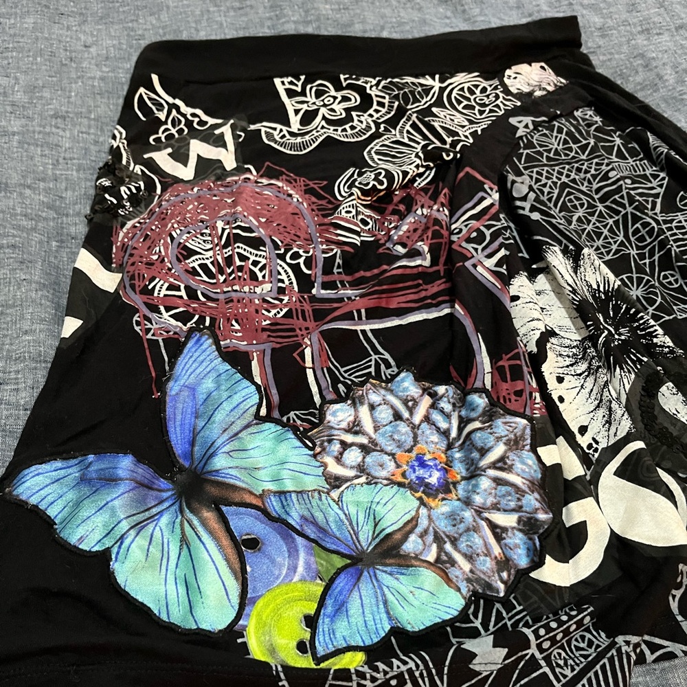 Eclectic asymmetrical Desigual skirt.